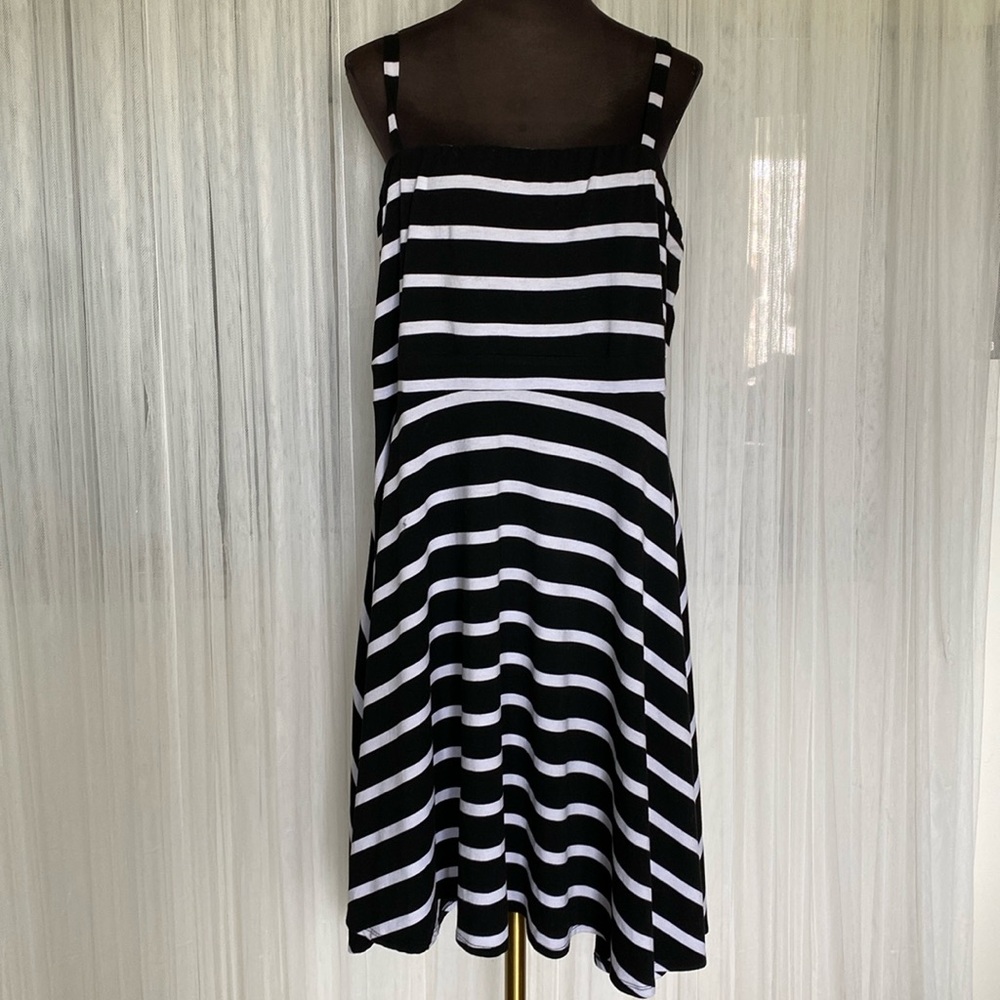 Torrid black & white summer midi dress. Adjustable and or cross straps Size 3X